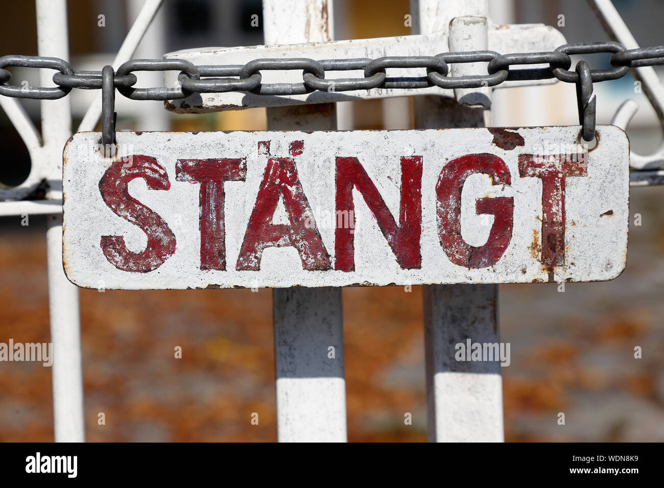 Segno scritto in lingua svedese attaccato ad un cancello visualizza chiuso. Foto Stock