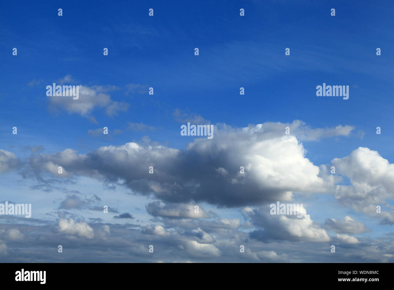 Bianco, Grigio, dark cloud, nuvole, formazione, formazioni, cielo blu, cieli Foto Stock