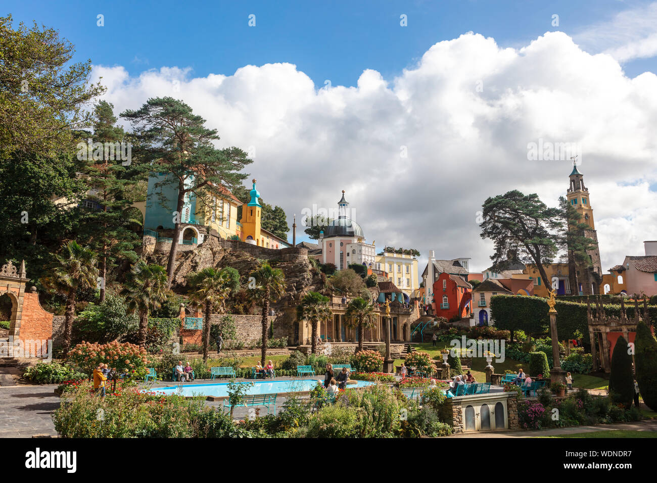 Popolare località turistica di Portmeirion con il suo stile Villaggio Italiano architettura in Gwynedd, il Galles del Nord. Foto Stock