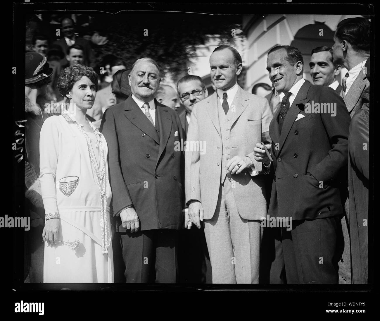 Grazia e Calvin Coolidge e il gruppo al di fuori di casa Bianca di Washington, D.C.] Abstract/medio: 1 negativi : vetro 4 x 5 in. o più piccolo Foto Stock