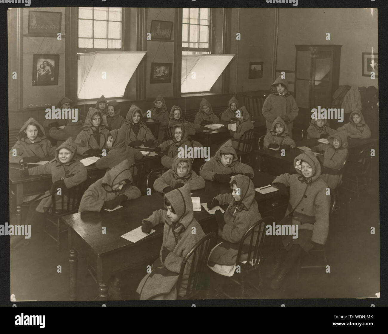 Graham Istituto [o scuola Mosely], Chicago. Interni - i bambini seduti alla scrivania Abstract/medio: 1 stampa fotografica. Foto Stock