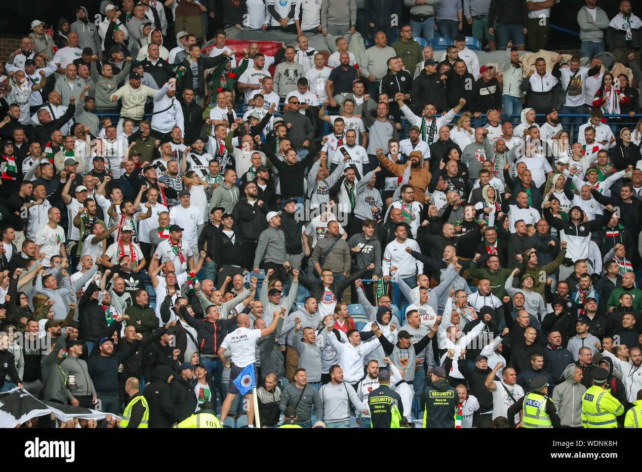 Ibrox Stadium di Glasgow, UK. Il 29 agosto, 2019. Rangers giocato il team polacco Legia Varsavia presso Ibrox allo stadio di calcio in un play off nella seconda gamba della Europa League. Il gioco che i Rangers ha vinto 1 - 0 con il gol di Alfredo Morelos aveva prenotazioni, razzi insieme fuori dal polacco ventole e era stato fermato per mancanza di visibilità dovuta al fumo. Credito: Findlay/Alamy Live News Foto Stock