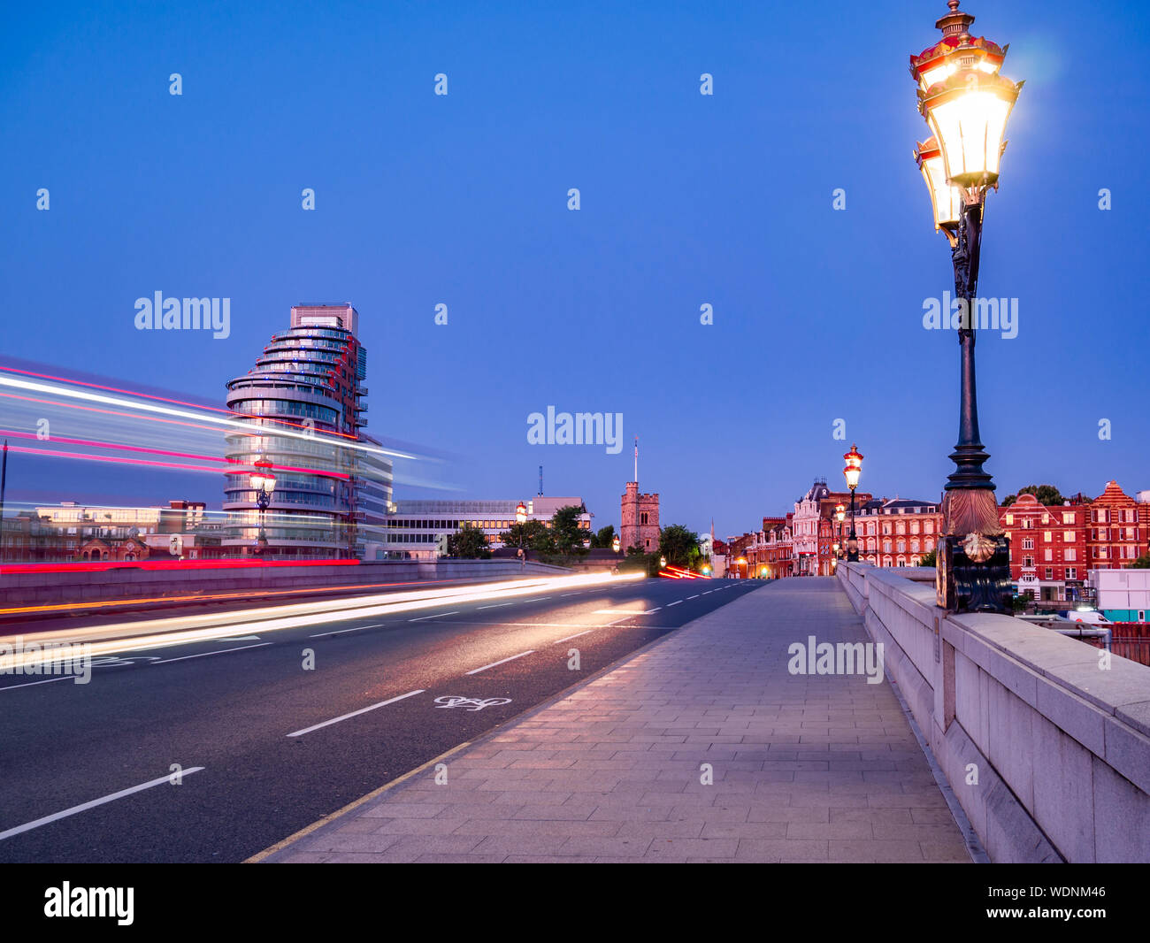 Bus rosso a due piani sentieri sul Putney Bridge contro il cielo blu al blue ora a Londra Foto Stock