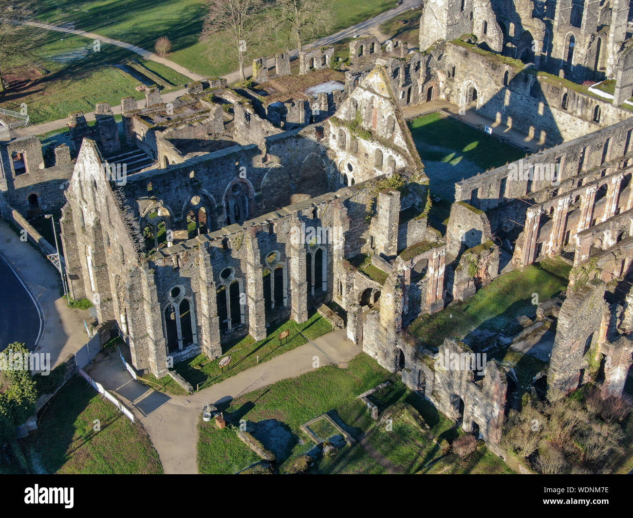 Vista aerea dell'Abbazia di Villers rovine, antica abbazia cistercense situato vicino la città di Villers-la-Ville nella provincia del Brabante vallone, Belgio Foto Stock