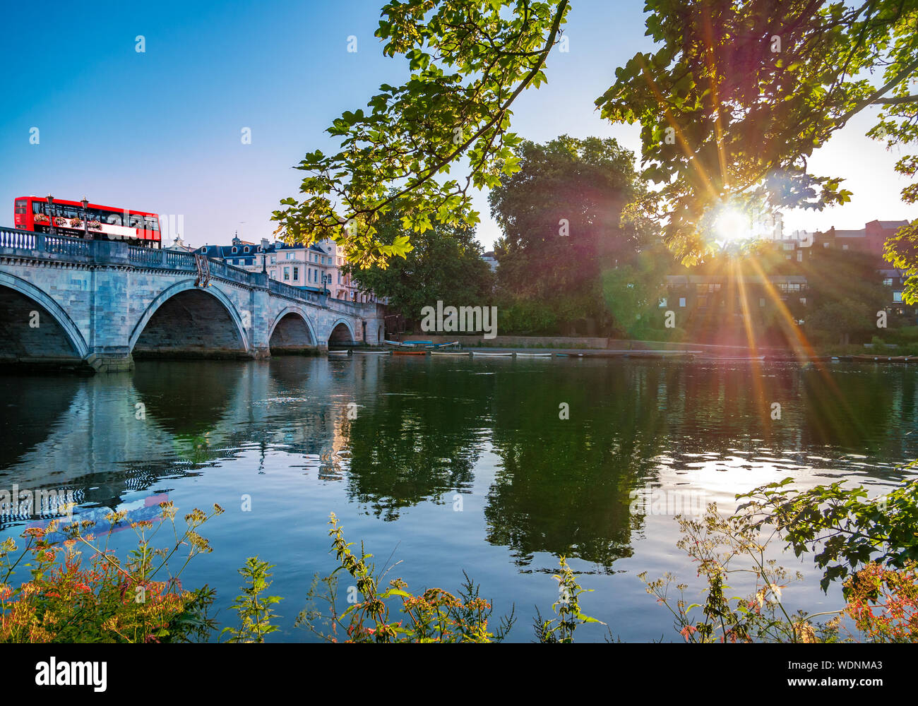 Richmond bridge landmark oltre il fiume Tamigi nelle prime ore del mattino al sorgere del sole a Londra in Inghilterra Foto Stock