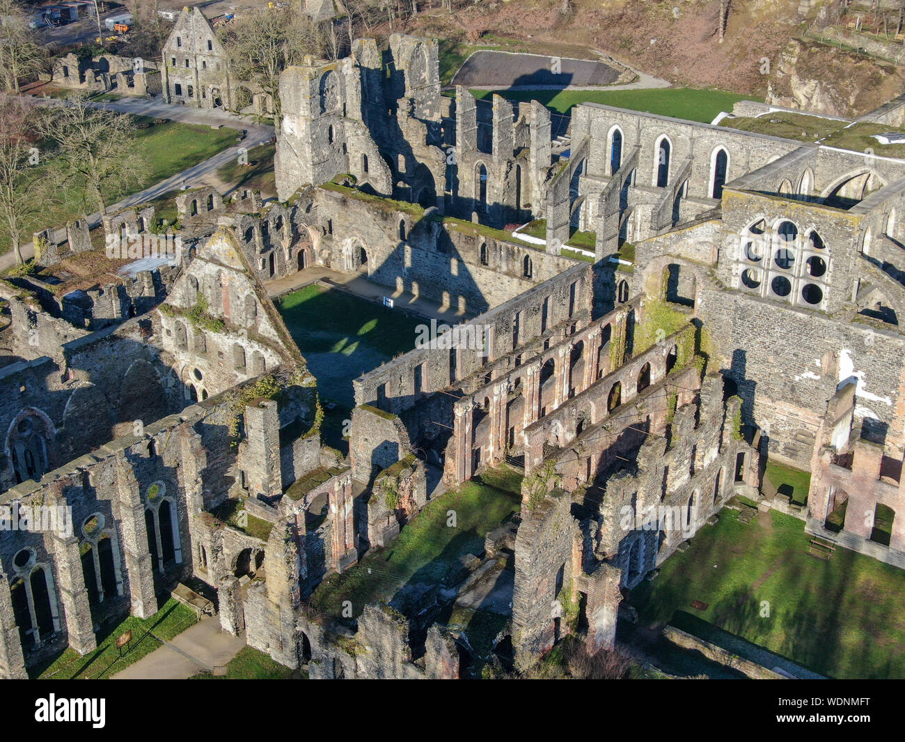 Vista aerea dell'Abbazia di Villers rovine, antica abbazia cistercense situato vicino la città di Villers-la-Ville nella provincia del Brabante vallone, Belgio Foto Stock