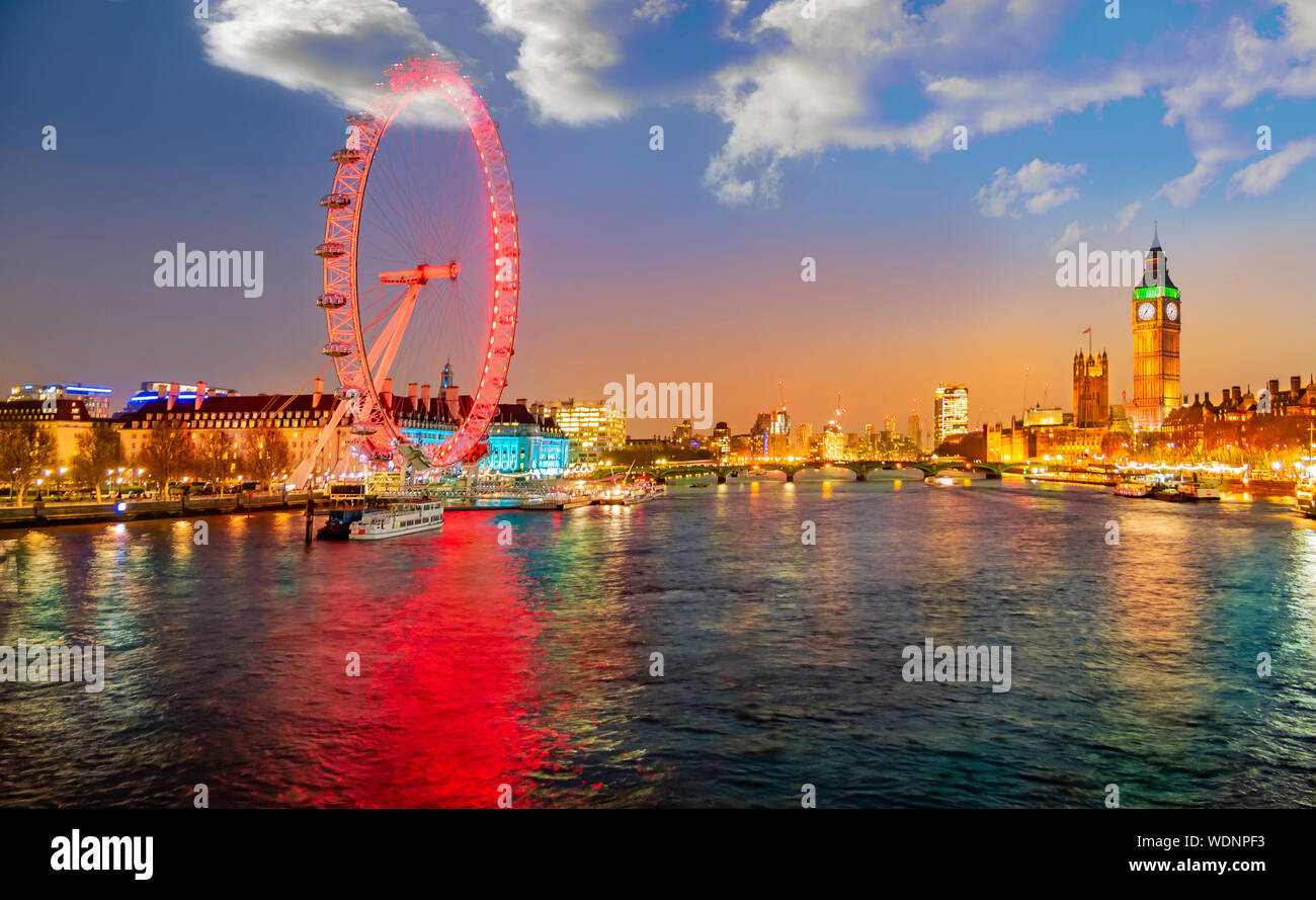 Urban Skyline di Londra con i famosi punti di riferimento tra il fiume Thames, London Eye, il Big Ben e il Parlamento in Inghilterra Foto Stock