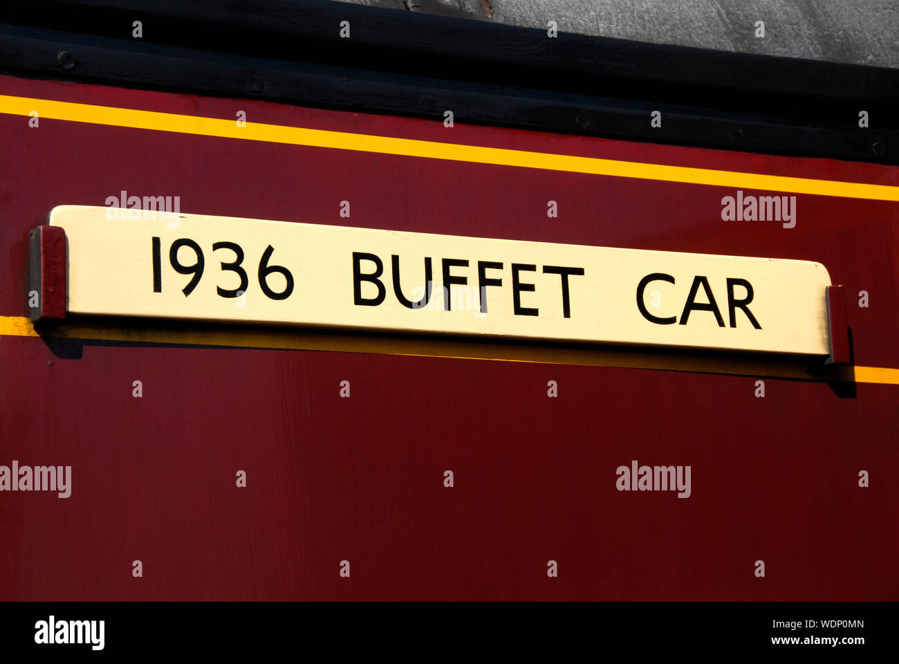 Segno indicante che questa ferrovia pullman è un Buffet 1936 Auto, visto sul Severn Valley Railway, Bridgnorth, Shropshire, Inghilterra Foto Stock