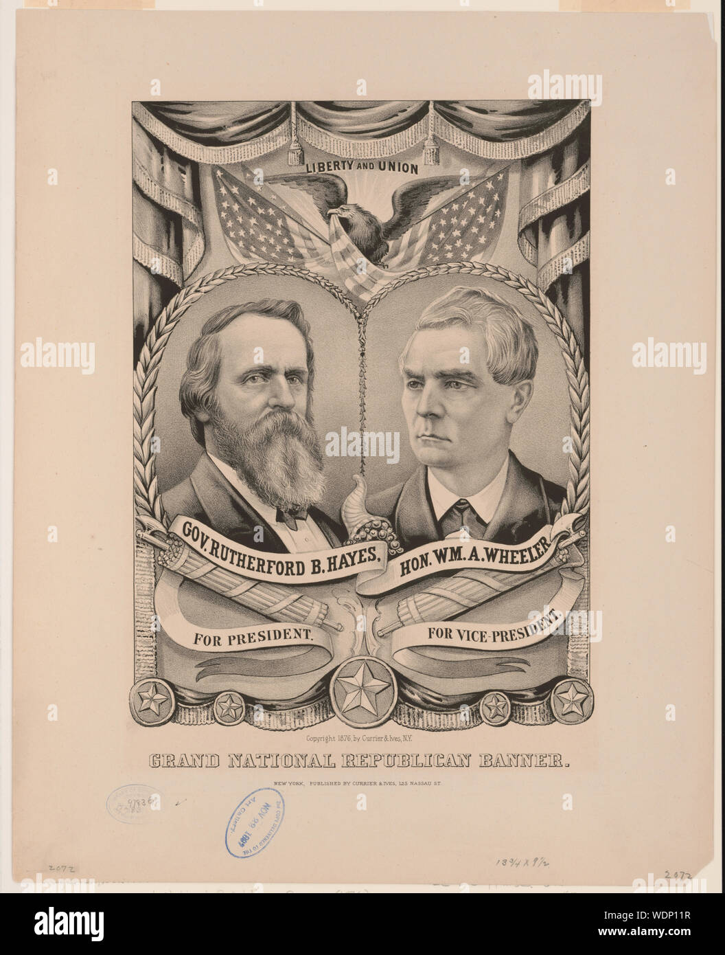 Grand National banner repubblicano Abstract: stampa mostra un banner della campagna per il 1876 presidenziale repubblicano ticket. Busto di ritratti di governatore Ohio Rutherford B. Hayes e William A. Wheeler sono incorniciate con corone di alloro. Al di sopra di esse appendere festoni di drappeggi con fiocchi. Un aquila calva poggia sulla sommità dei ritratti, fiancheggiata da quattro bandiere nordamericane, e trattiene una parte di una delle bandiere nel suo becco. Al di sopra di lui le parole libertà e Unione appaia in una aureola di luce. Tra i ritratti è una cornucopia e al di sotto di ciascuno di essi un fascio di fasces. Un banner simile è stata prodotta da Currier & Ives f Foto Stock