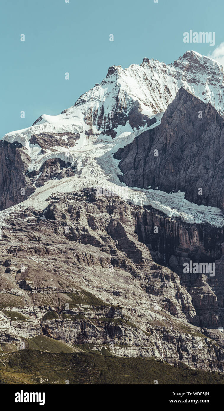 Visualizzazione generica del alpine viste dal sentiero escursionistico da Wengen a Kleine Scheidegg con la scalatura delle rocce e cime innevate sopra ghiacciai. Foto Stock