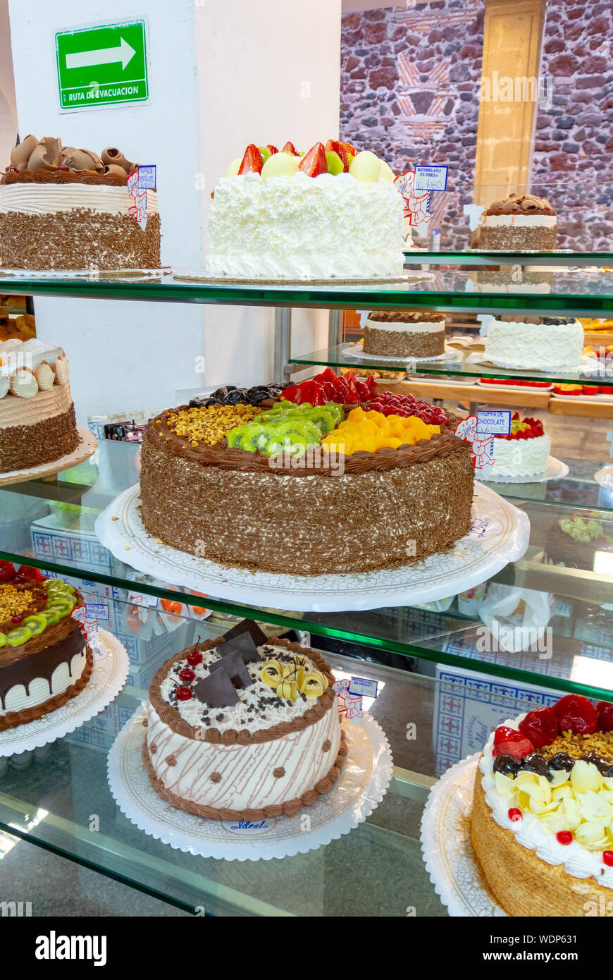 Varietà di torte decorate all'interno della vetrina al PAS ELERIA ideale, una panetteria locale, Città del Messico, Messico Foto Stock