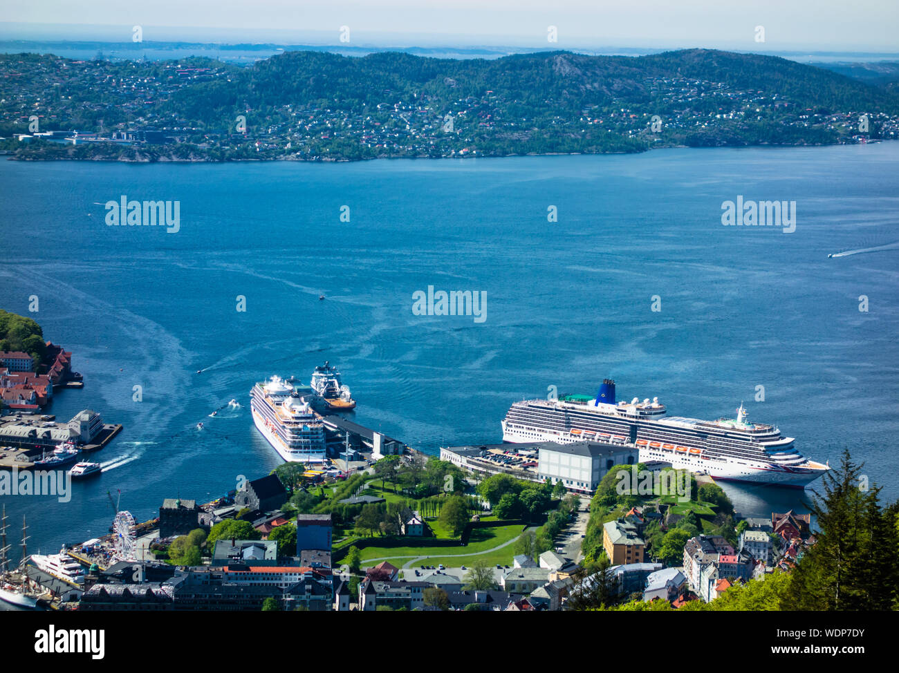 BERGEN, Norvegia - 19 Maggio 2017: il porto di Bergen nel centro della città ha la capacità di gestire grandi navi da crociera. Foto Stock