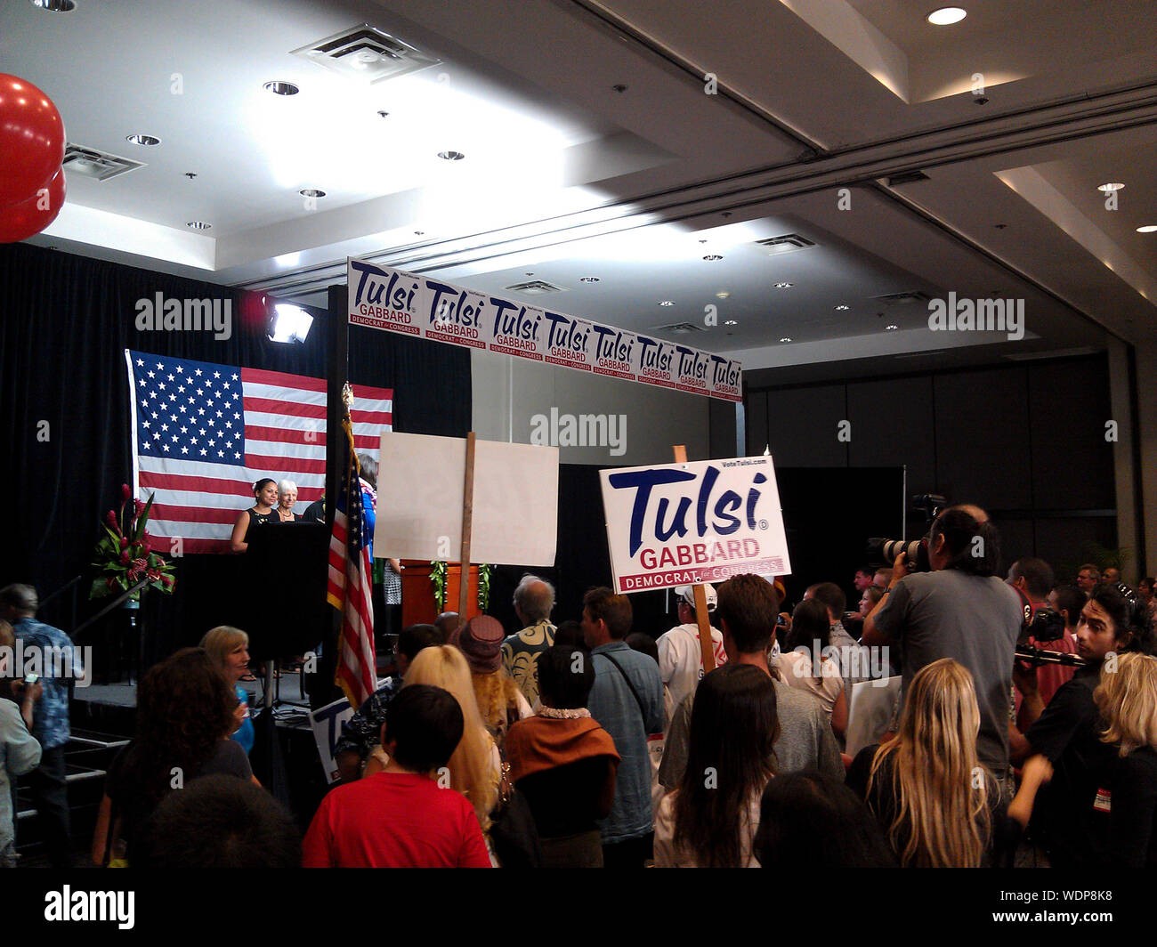 Honolulu - Agosto 11, 2012: Tusli Gabbard democratici per congressi stadio su elezione notte. Foto Stock