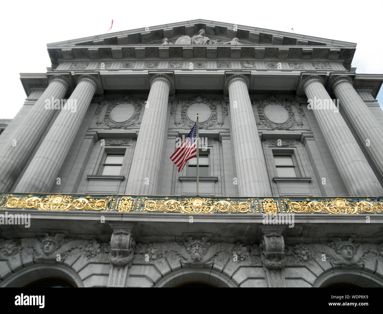 San Francisco - Agosto 10, 2010: guardando il Municipio con la bandiera degli Stati Uniti sventola su un nebbioso giorno. La città di San Francisco Hall è la sede del governo per t Foto Stock