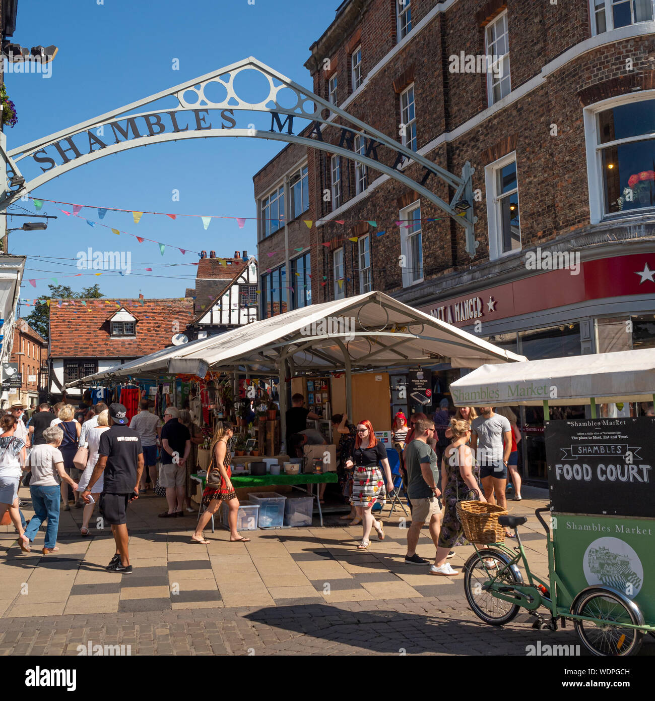Ingresso al caos mercato dal Parlamento Street, York, Regno Unito. Foto Stock