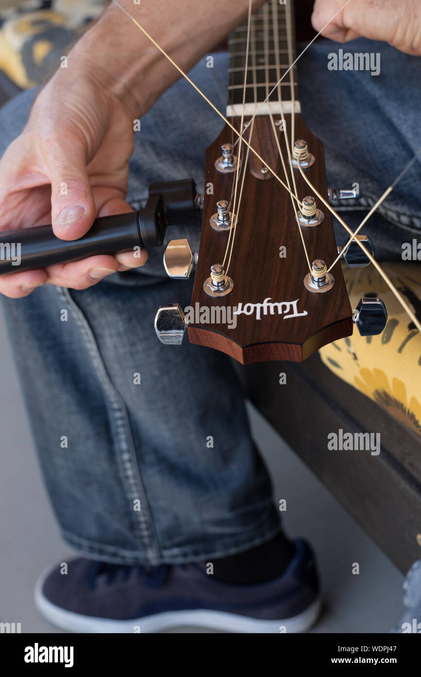 Restringing chitarra acustica Foto Stock