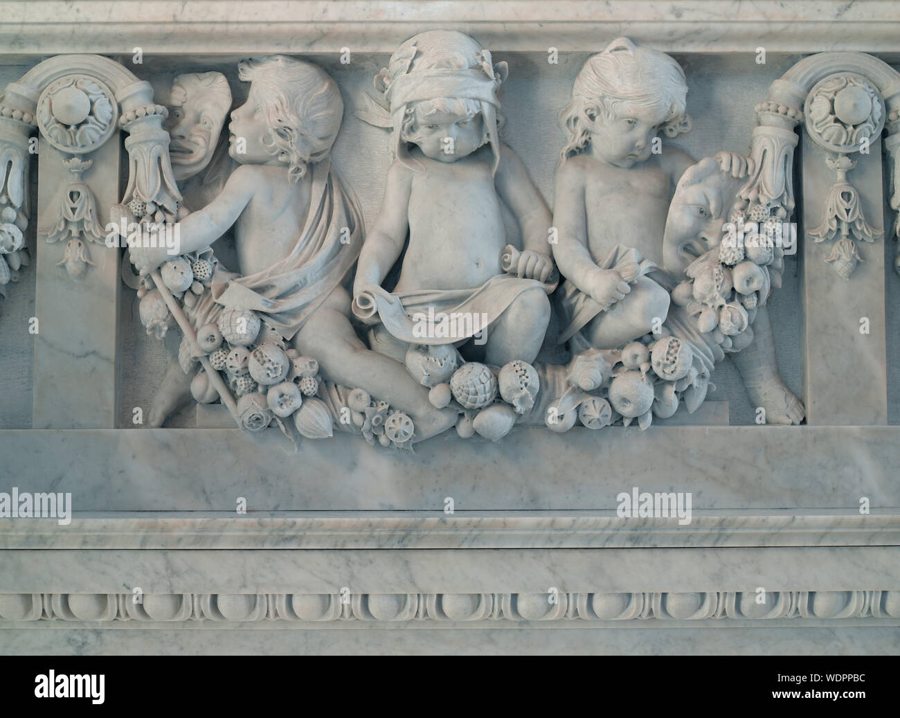Sala grande. Dettaglio di putti che rappresentano i generi letterari su grande scala da Philip Martiny. La Biblioteca del Congresso Thomas Jefferson Building, Washington D.C. Abstract: mostra fotografica di putti rappresentano i generi letterari di Commedia, poesia e tragedia. Il primo ha una maschera di fumetti e l'edera-inghirlandato bacchetta di Bacco, per cui il primo commedie erano dedicati. La Poesia ha una rotellina di scorrimento, e la Tragedia contiene una maschera tragica. (Fonte: MyLOC.gov Grande sala per mostre, 2008) Foto Stock