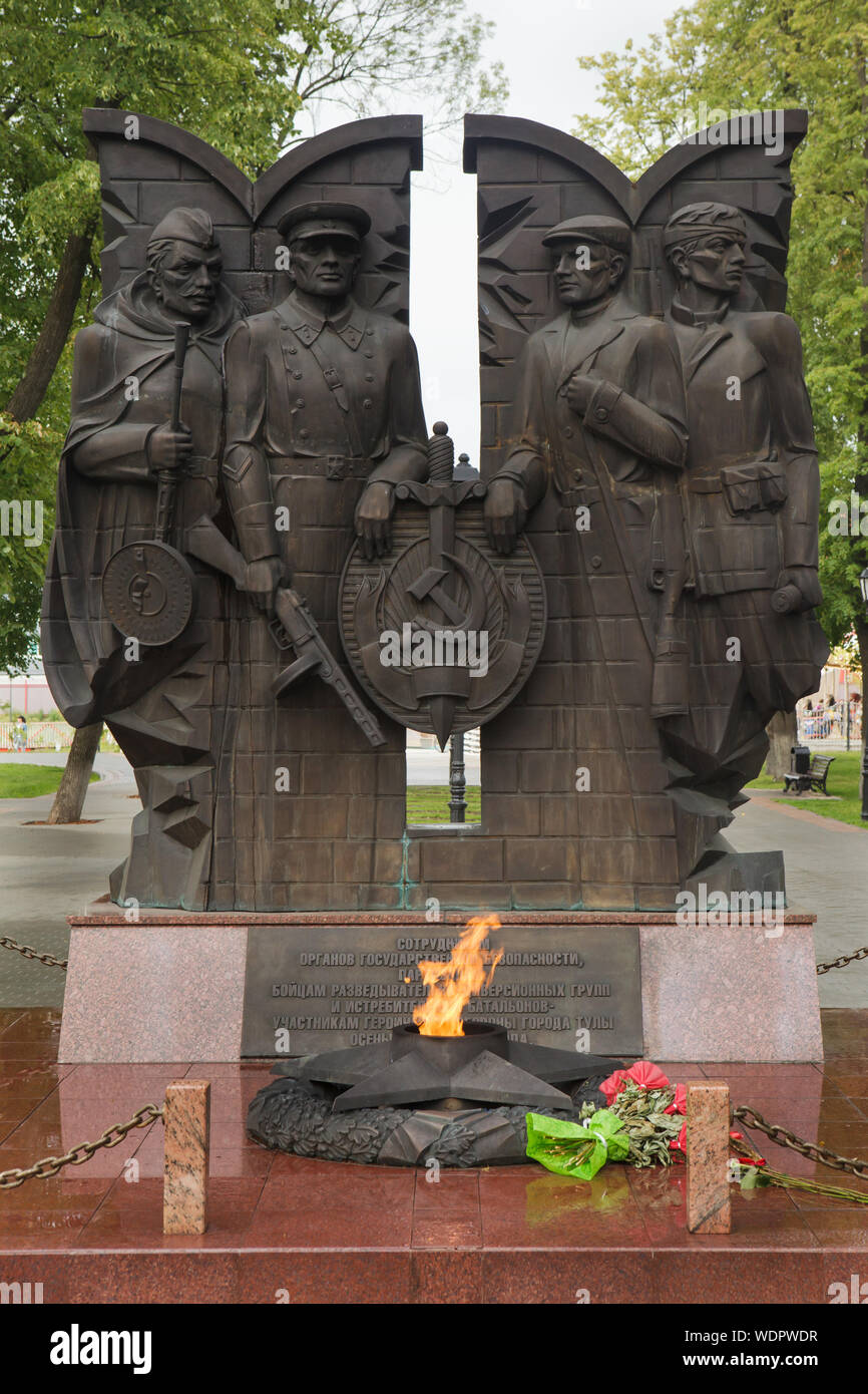 Un monumento per i membri della polizia segreta sovietica che morì durante la difesa di Tula durante la II Guerra Mondiale a Tula, in Russia. Il monumento ideato da scultore locale Yury Uvarkin fu inaugurato nel 2015. Foto Stock