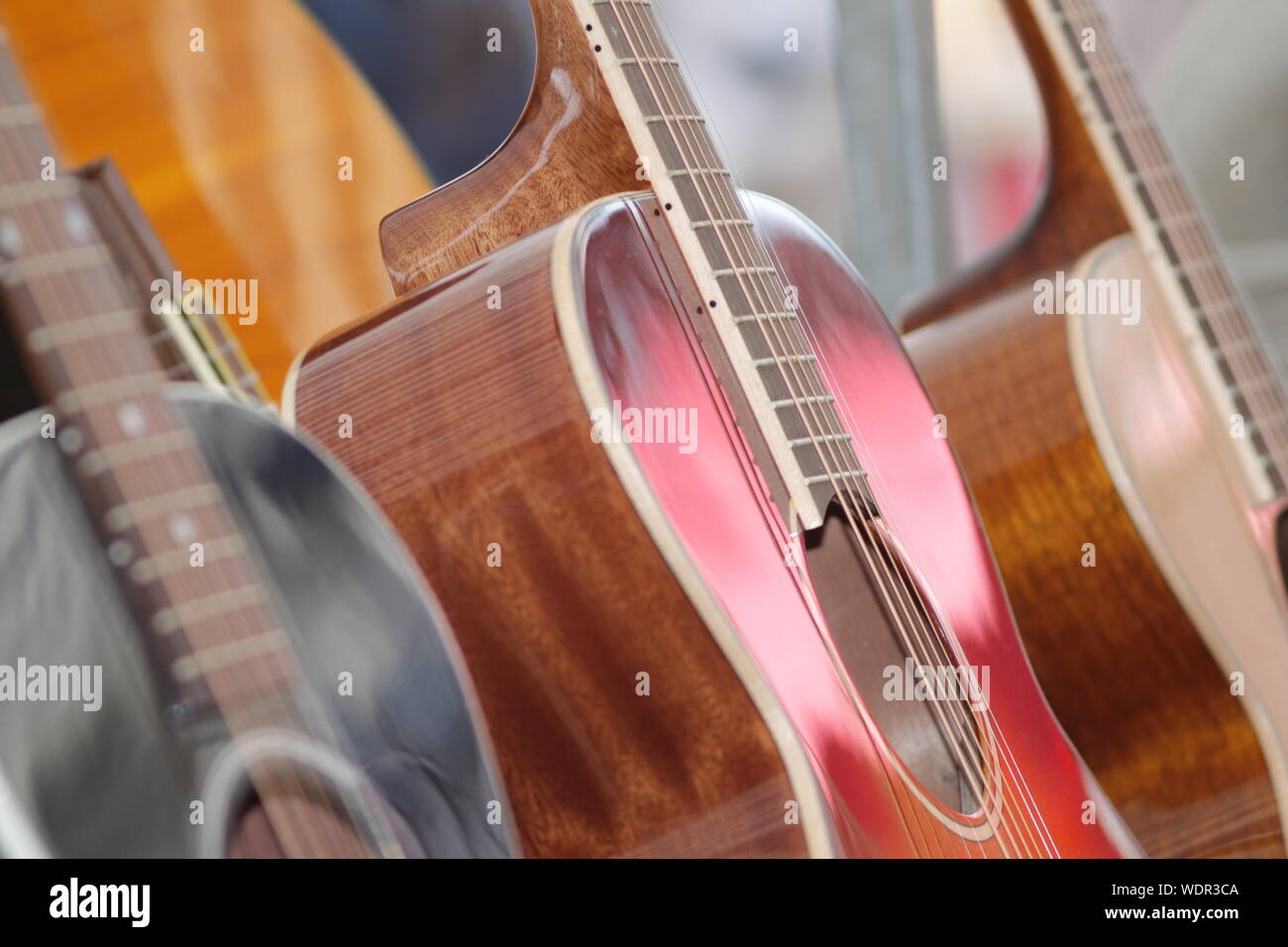 Close-up di chitarre acustiche Foto Stock