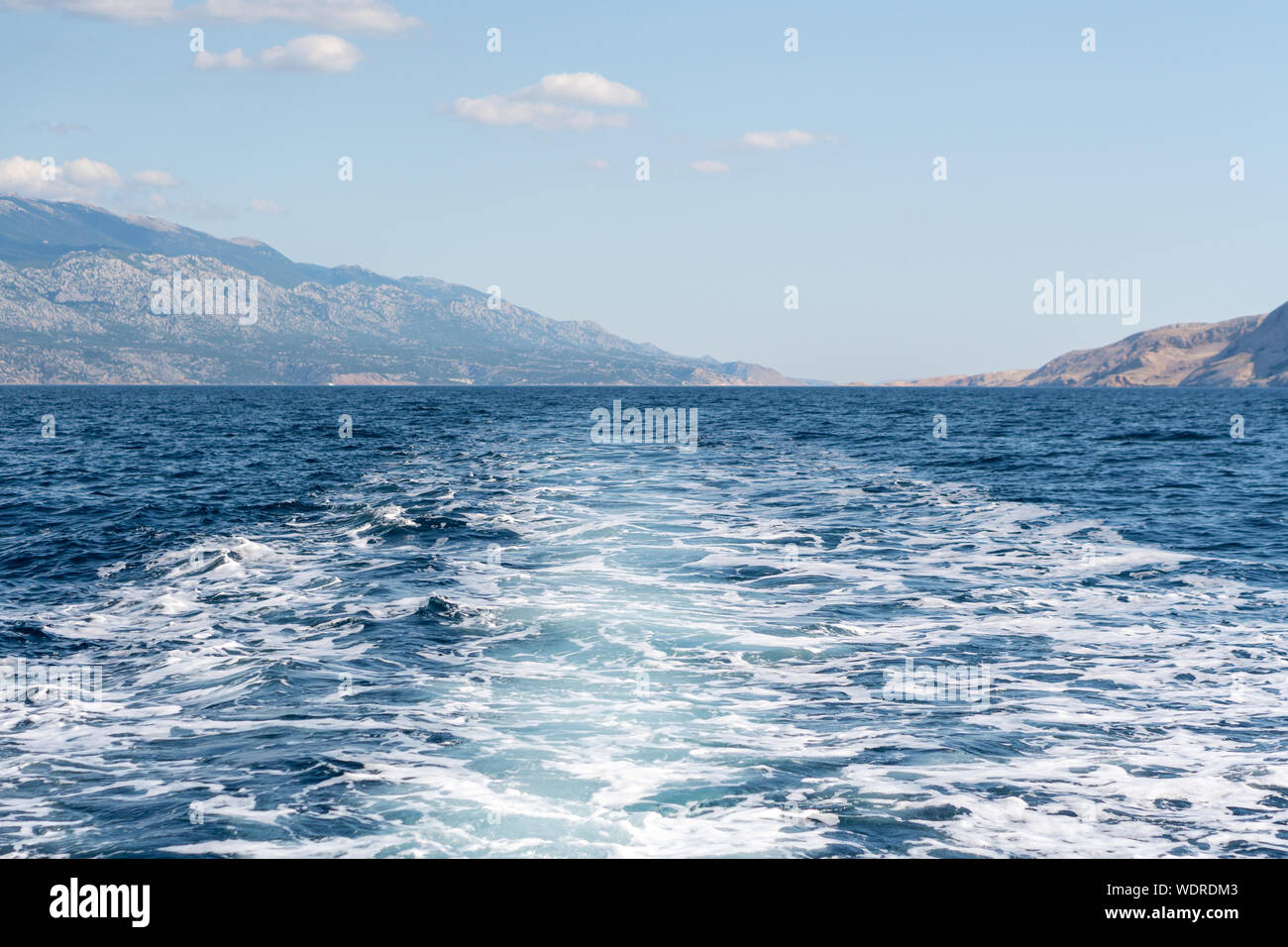 Tracce d'onda sull'oceano blu superficie con spazio di copia Foto Stock