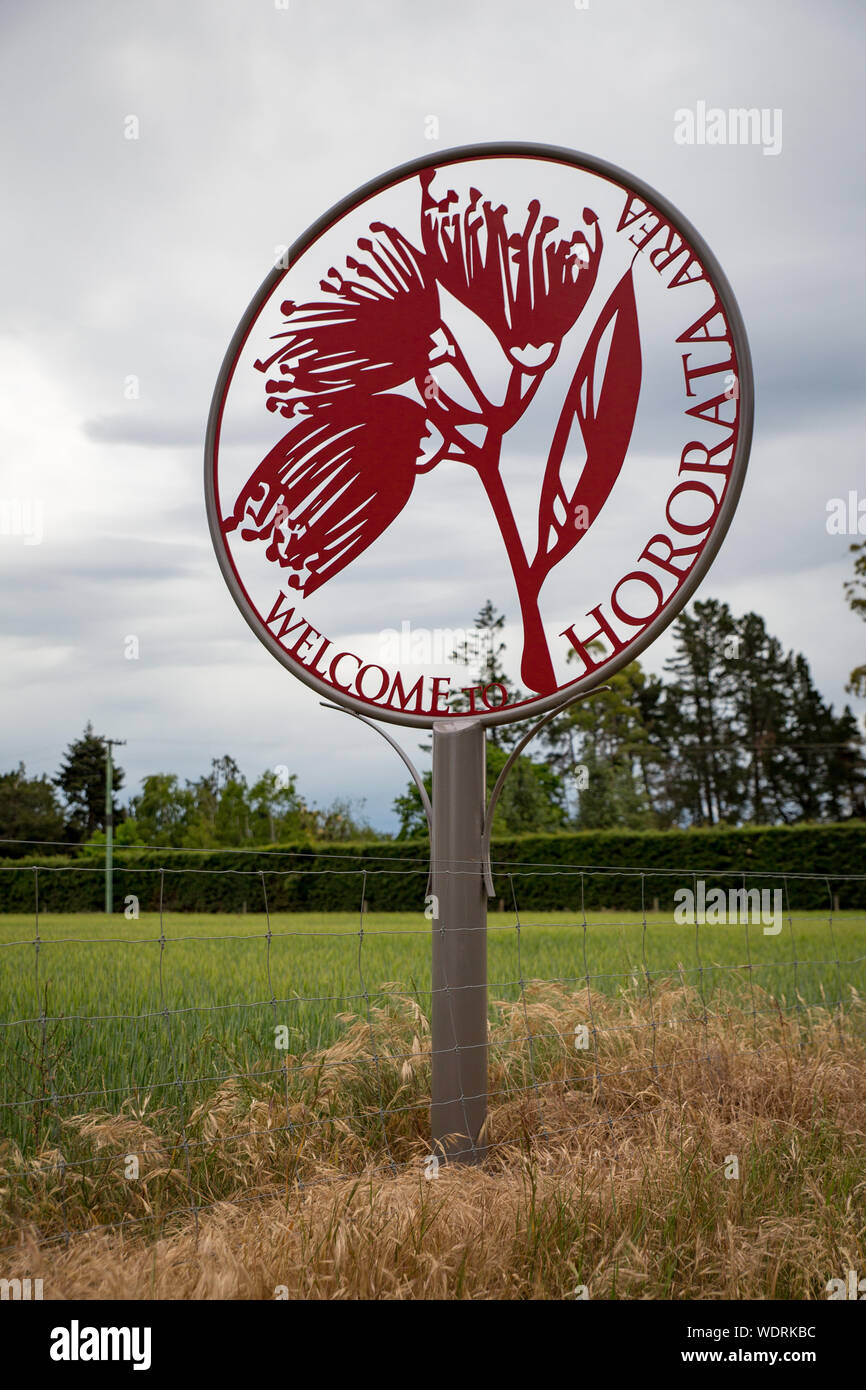 Hororata, Canterbury, Nuova Zelanda, 28 agosto 2019: il patrimonio artistico Cartello in metallo consente a chi viaggia sull'autostrada sappiamo che essi sono quasi in Hororata. Foto Stock