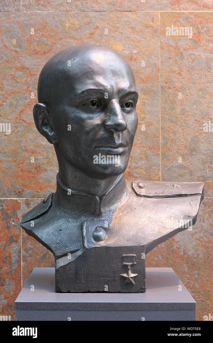 Busto di maggiore generale Leonty Nikolayevich Gurtyev (1891-1943), eroe dell'Unione Sovietica da I.V. Kravchenko a Minsk, Bielorussia Foto Stock