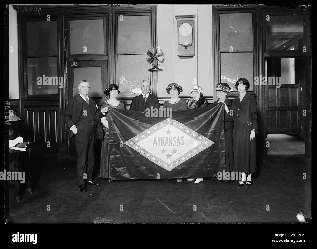 Group holding Arkansas state flag Abstract/medio: 1 negativi : vetro 5 x 7 in. o più piccolo Foto Stock