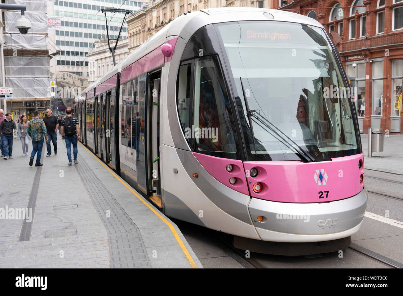 Un tram su Corporation Street, Birmingham. Parte del West Midlands Metro, una luce-rail / rete tranviaria Foto Stock