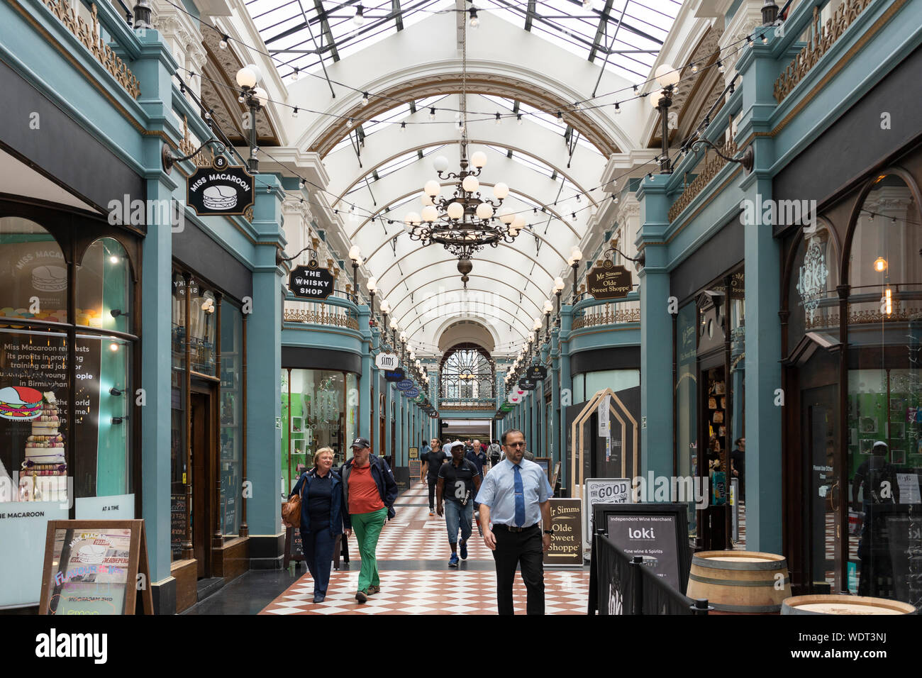 Shoppers in The Great Western Arcade - una galleria di negozi vittoriani di livello II con negozi indipendenti a Birmingham, Inghilterra Foto Stock