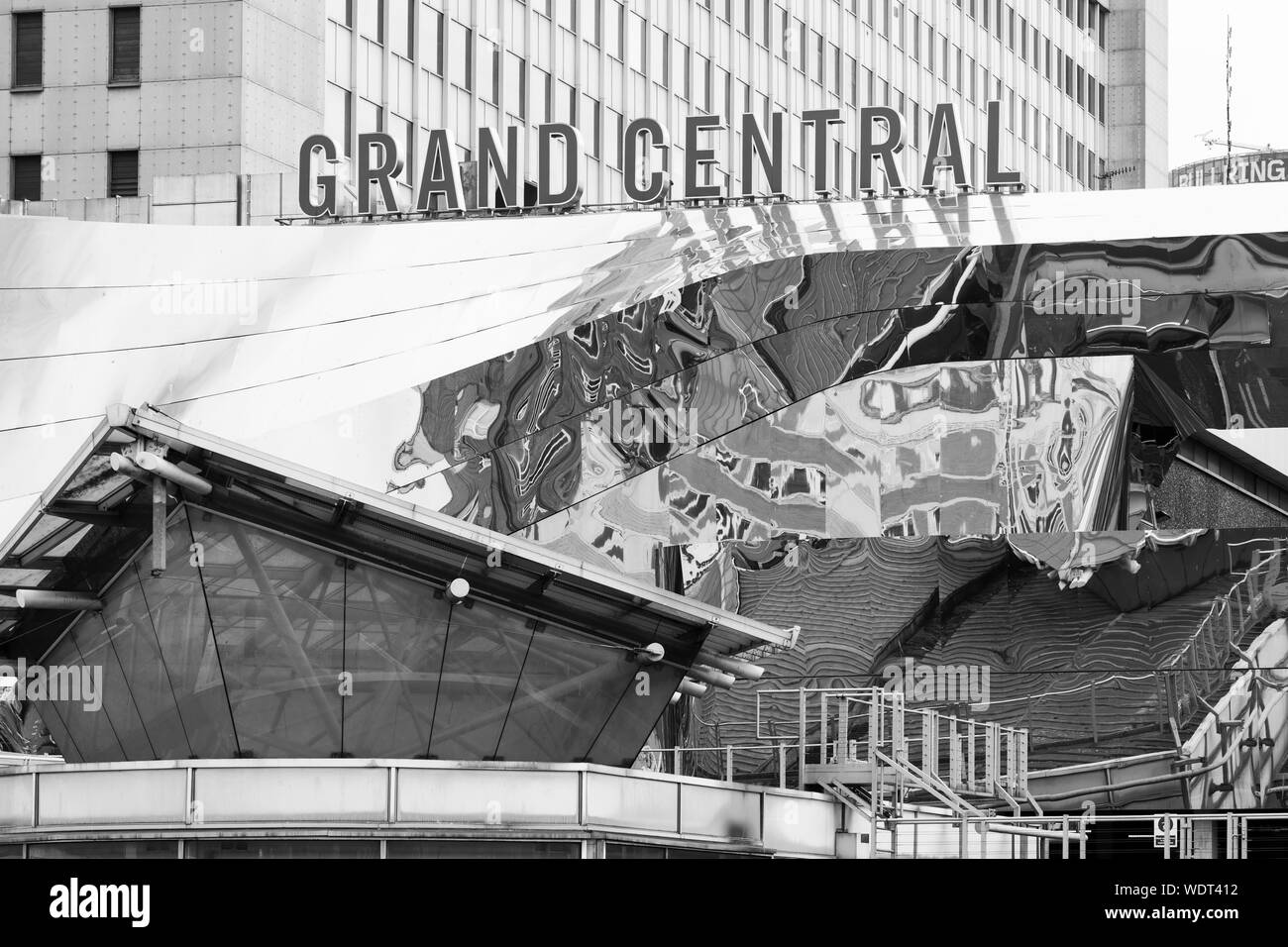 Il moderno acciaio inossidabile facciata del Grand Central Shopping Centre in Birmingham contrasta con gli anni sessanta Birmingham New Street Station di seguito Foto Stock