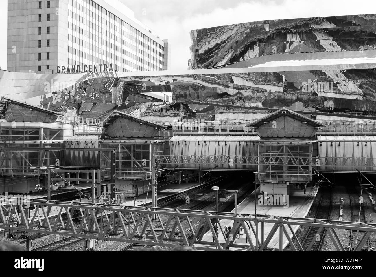 Il moderno acciaio inossidabile facciata del Grand Central Shopping Centre in Birmingham contrasta con gli anni sessanta Birmingham New Street Station di seguito Foto Stock