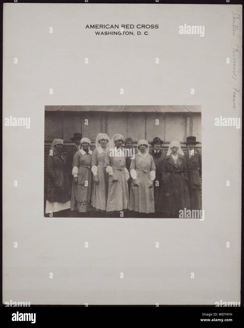 Gruppo di lavoratori ad arco in corrispondenza di una croce rossa in mensa da sinistra a destra : Miss Anna L. Rochester, Miss Gladys Cromwell, Miss Elizabeth Strang, Miss Helen J. Giorno, Miss C. Wheller, la sig.ra Maria Palmer Gardner, Miss Winifred Bryce, Miss Anna A. Ryan, Miss Julia Wells e Miss Dorothy Cromwell, ARC ospedali n. 6 & 7, Souilly, Meuse, Francia. Abstract/medio: 1 stampa fotografica. Foto Stock