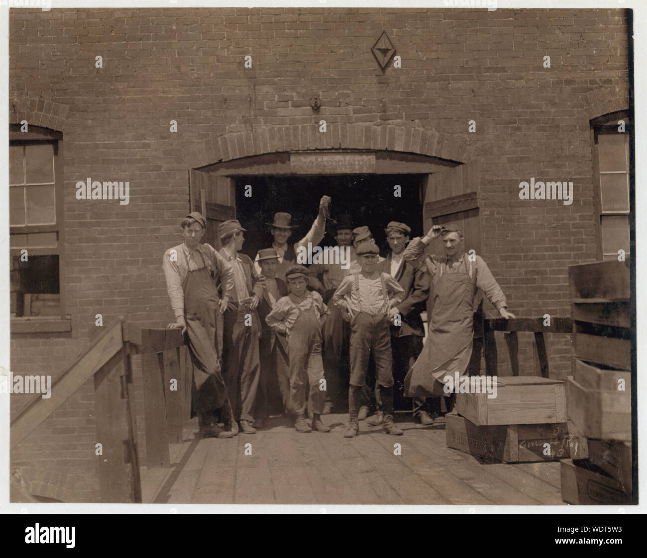 Gruppo di lavoratori di vetro in negozio 6, Illinois Glass Co. Il ragazzo più piccolo è il polacco e non capisce l'inglese (analfabeti) ho visto lui a lavorare appena prima di 1 P.M. Abstract: Fotografie dal record della Nazionale di Lavoro Minorile Comitato (USA) Foto Stock