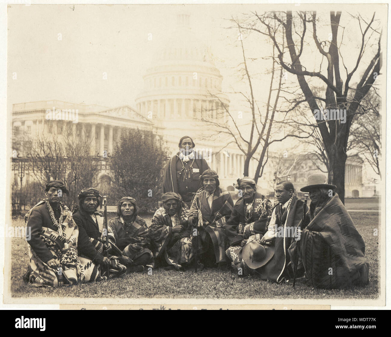 Un gruppo di Indiani Pueblo fotografato presso l'U.S. Capitol oggi. Questa è la prima volta poiché la somministrazione di Lincoln che gli Indiani Pueblo hanno inviato una delegazione a Washington. Sono apparsi prima del Senato Terre Comitato Abstract/medio: 1 stampa fotografica. Foto Stock