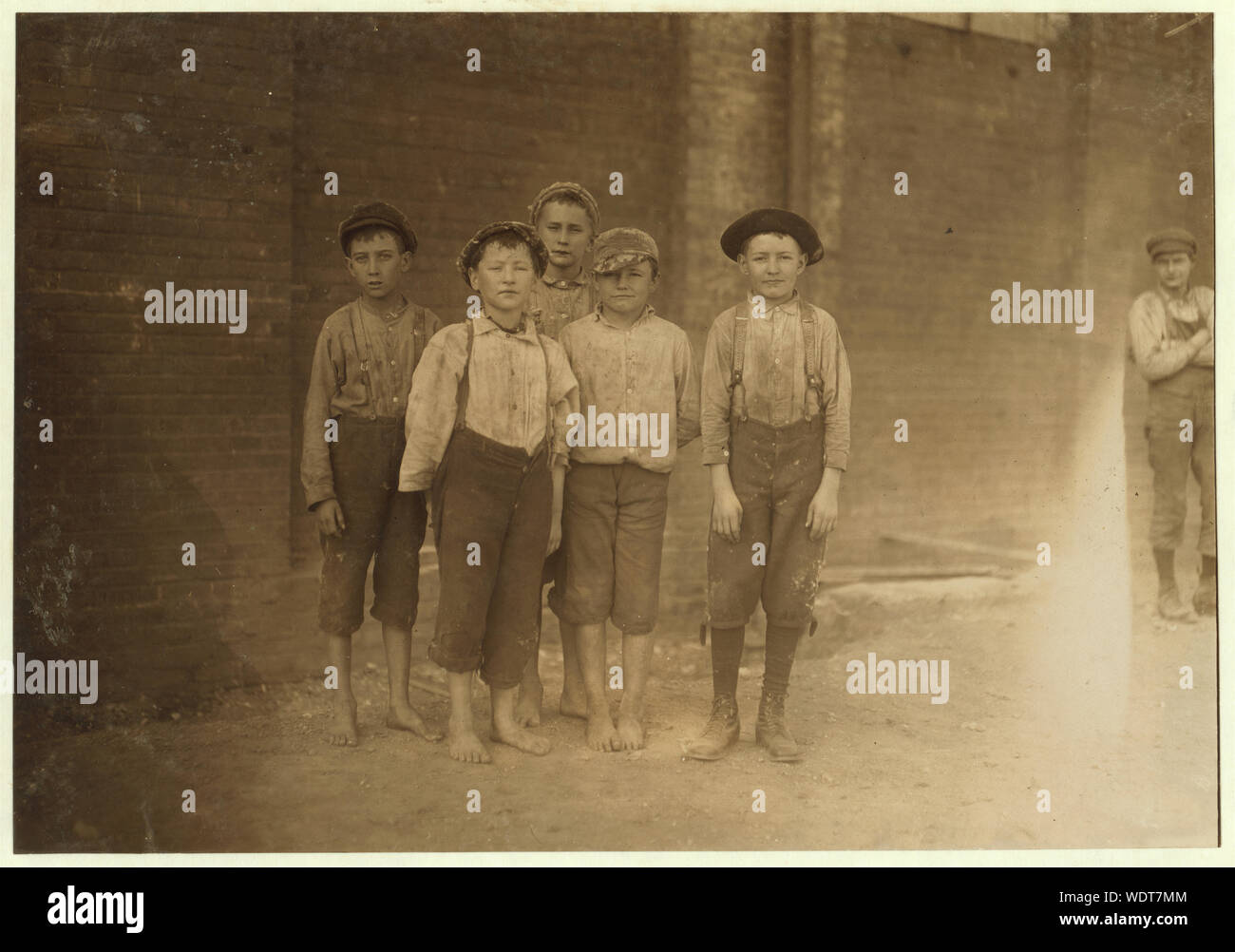 Gruppo di macchine spazzatrici in Pell City Cotonificio disposti dal capomastro. Il soprintendente di mulino è anche sindaco di Pell City. Abstract: Fotografie dal record della Nazionale di Lavoro Minorile Comitato (USA) Foto Stock