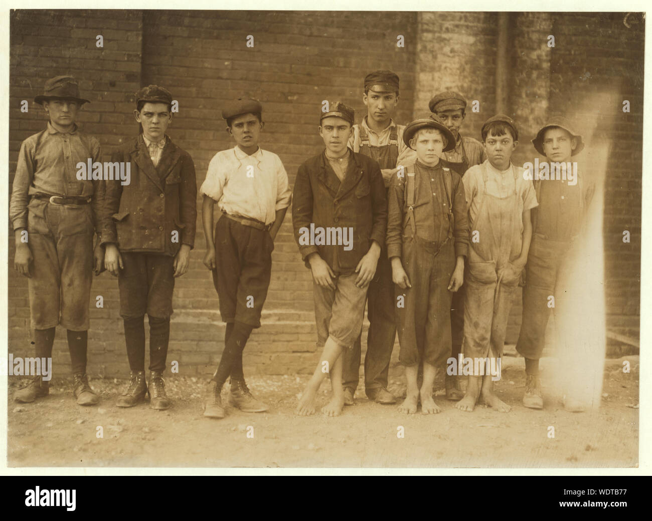 Gruppo di lavoro doffers in Pell City Cotonificio disposti dal capomastro. Il soprintendente di mulino è anche sindaco di Pell City. Abstract: Fotografie dal record della Nazionale di Lavoro Minorile Comitato (USA) Foto Stock