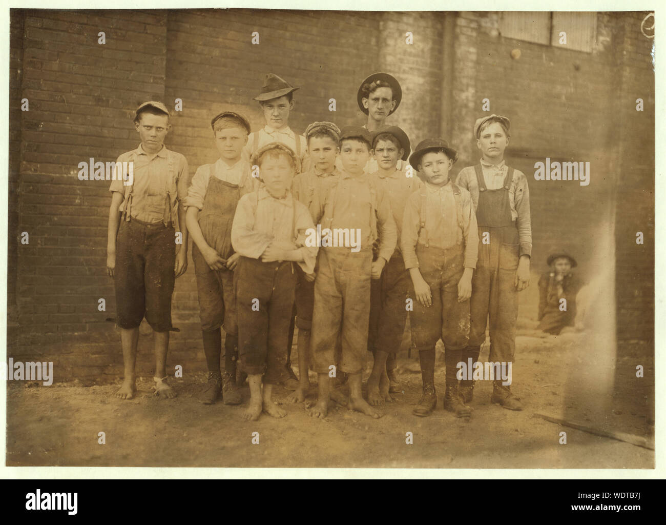 Gruppo di lavoro doffers in Pell City Cotonificio disposti dal capomastro. Il soprintendente del mulino è anche sindaco di Pell City. Abstract: Fotografie dal record della Nazionale di Lavoro Minorile Comitato (USA) Foto Stock