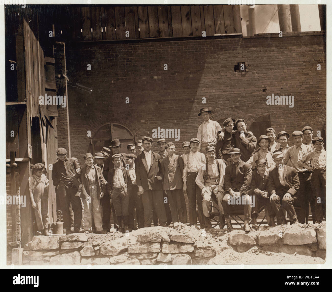 Gruppo di lavoratori di vetro negozi 6 & 7, Illinois Glass Co. 12:45 P.M. Anche il piccolo chap su estremità sinistra della foto è stata funzionante. Lui è un ragazzo polacco che non riescono a comprendere l'inglese. Ho visto lui a lavorare appena prima di 1 P.M. Abstract: Fotografie dal record della Nazionale di Lavoro Minorile Comitato (USA) Foto Stock