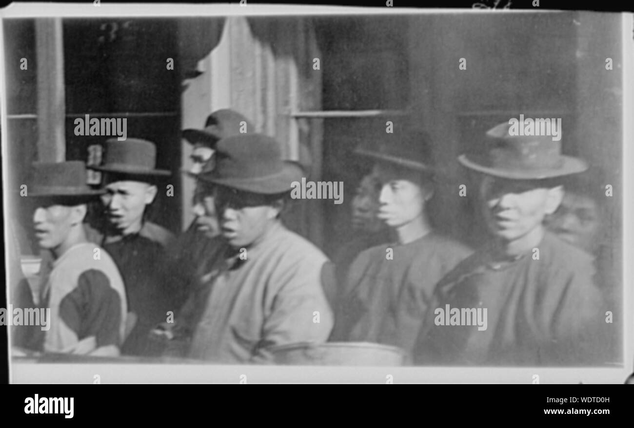 Un gruppo di uomini in piedi su un Street, Chinatown di San Francisco Abstract/medio: Genthe Arnold, 1869-1942, fotografo. Foto Stock
