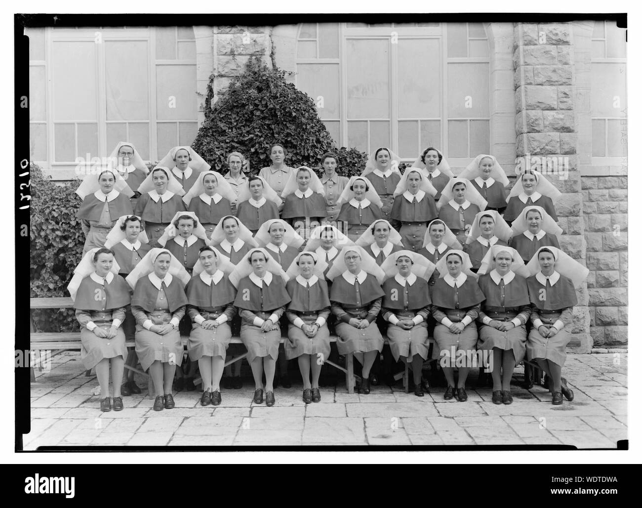 Gruppo di infermieri del sesto A.G.H. (A Stiftung) Abstract/medio: G. Eric e Edith Matson Collezione fotografica Foto Stock