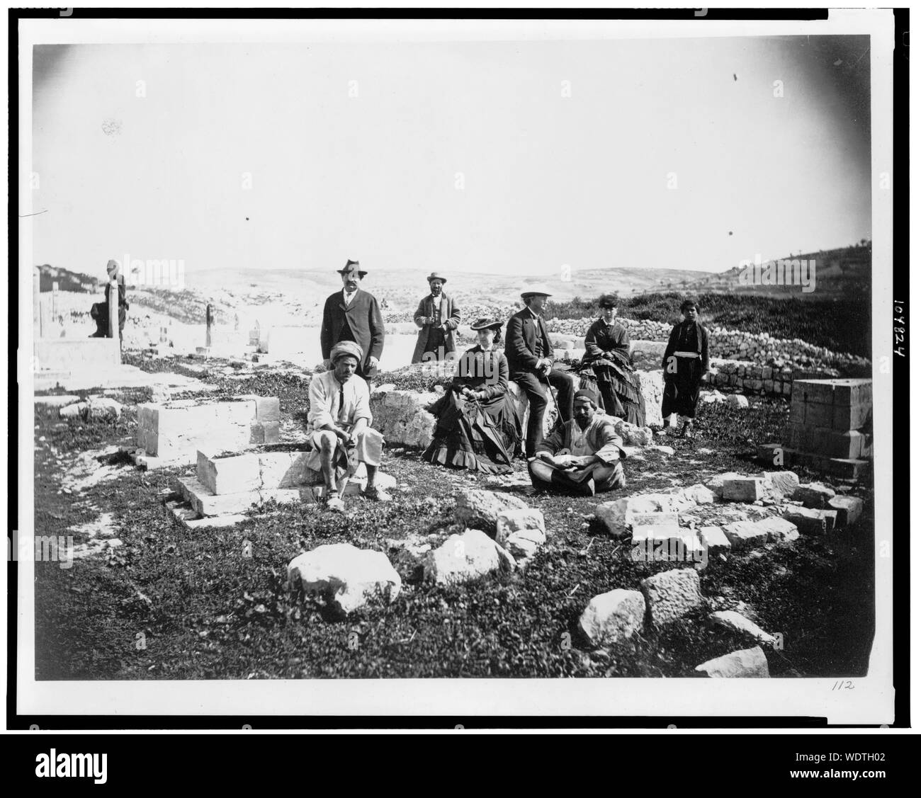 Gruppo di turisti con le popolazioni indigene nel cimitero fuori mura di Gerusalemme Abstract/medio: 1 carte da stampa fotografiche : albume. Foto Stock