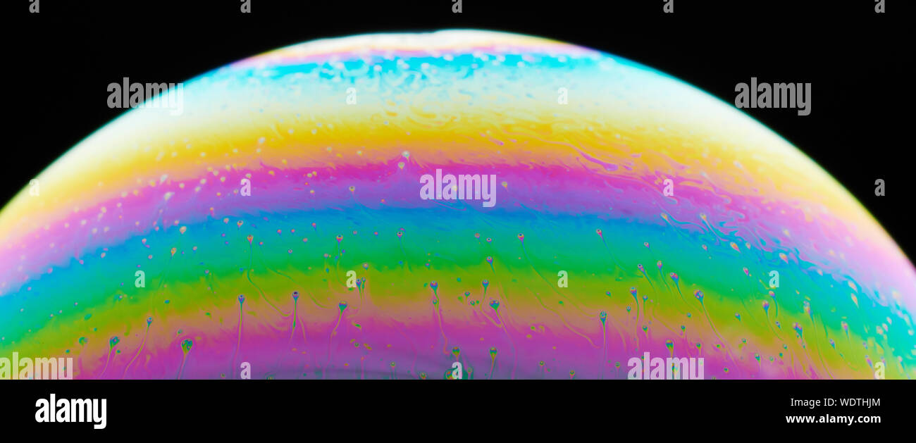Drop e punti sul liquido sfera colorata vista ravvicinata Foto Stock
