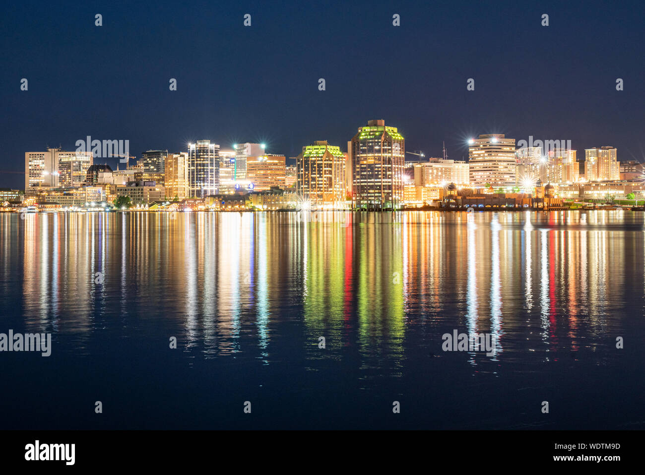 Halifax, Nova Scotia skyline della città di notte lungo il lungomare Foto Stock