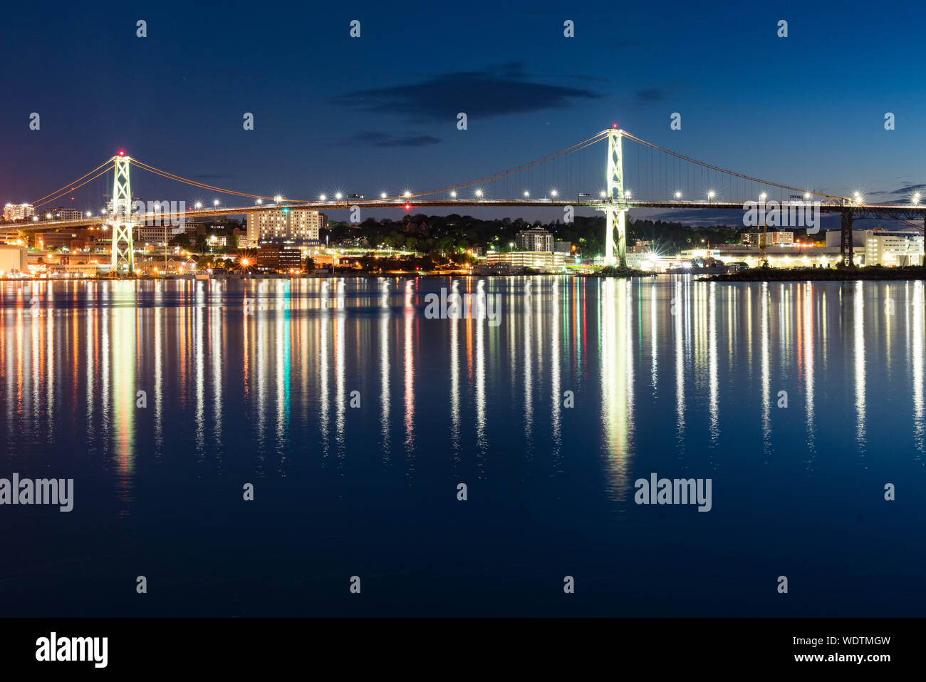 L Angus MacDonald Bridge di notte che collega Dartmouth a Halifax, Nova Scotia, Canada Foto Stock