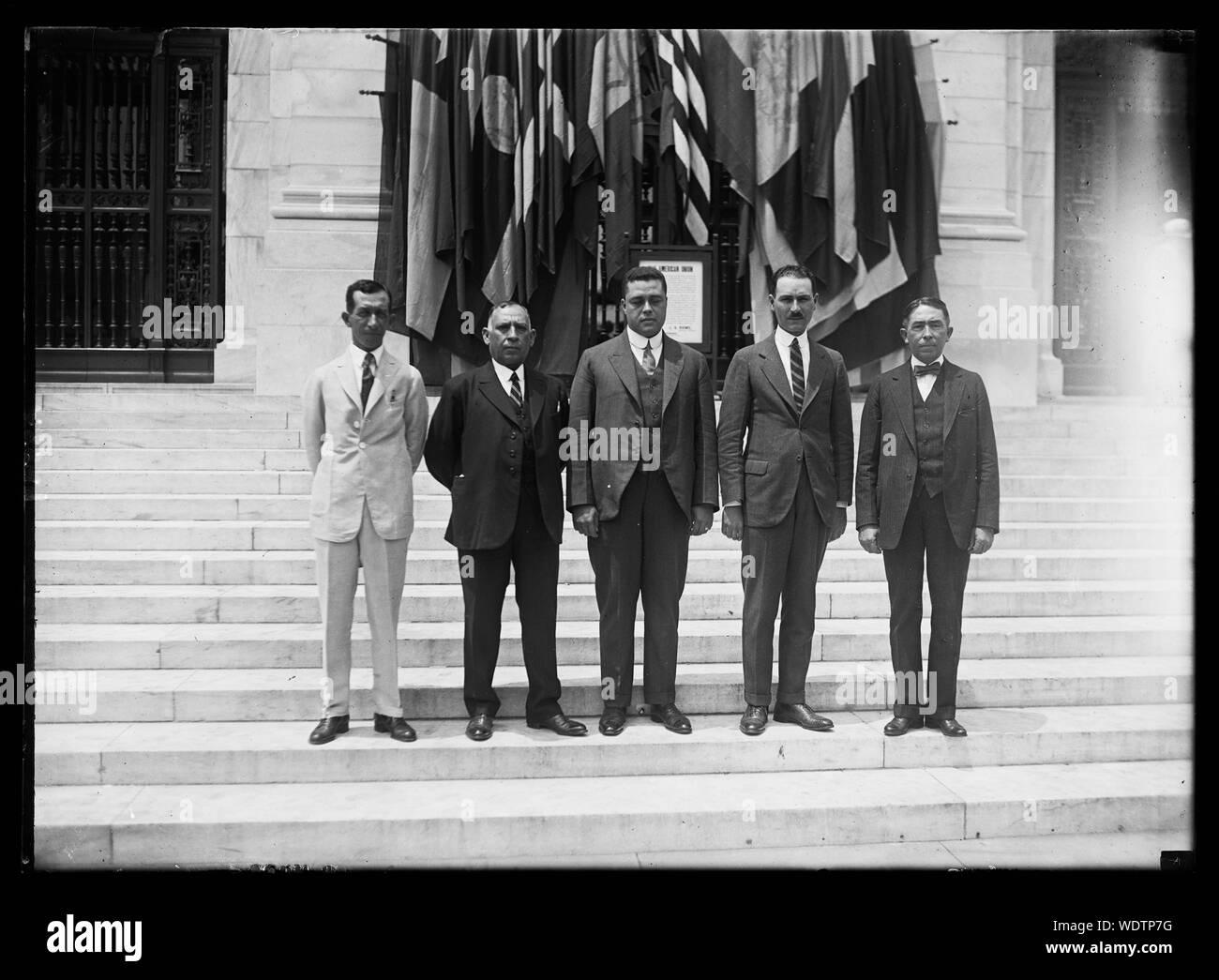Gruppo sulle fasi di Pan American Union Building, Washington D.C. Abstract/medio: 1 negativi : vetro 5 x 7 in. o più piccolo Foto Stock