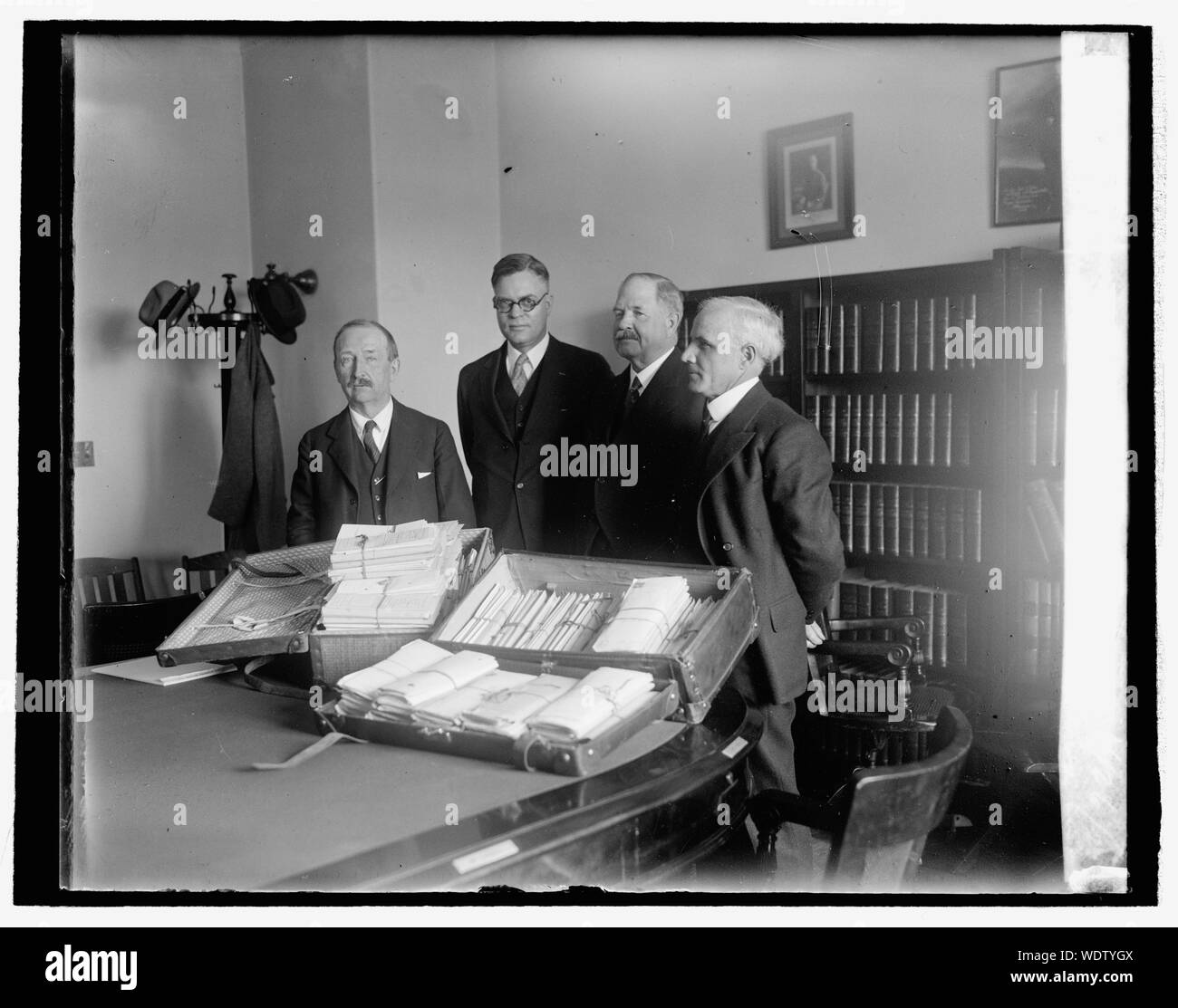 Gruppo con i veterani carte nella follia casi al Capitol, 4/26/26 Abstract/medio: 1 negativi : vetro 4 x 5 in. o più piccolo Foto Stock