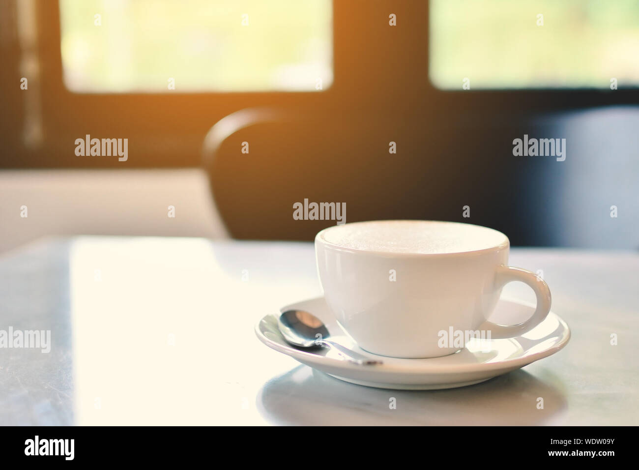 Tazza di caffè nel piattino sul tavolo Foto Stock