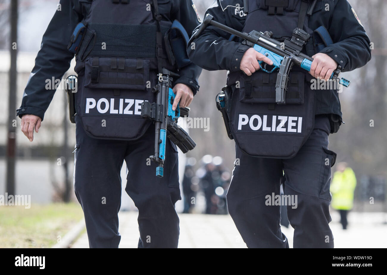 Speyer, Germania. 16 Mar, 2019. Due forze di polizia antiproiettile indossare abbigliamento protettivo e pistole di macchina su un esercizio. Il quartier generale della polizia Rheinpfalz, insieme con i vigili del fuoco del distretto Rhein-Pfalz e il servizio di soccorso Vorderpfalz, effettuare un esercizio per far fronte ad una "situazione di pericolo di vita". (Circa dpa 'Polizia con circa dieci chili di attrezzature in azione' dal 30.08.2019) Credito: Andreas Arnold/dpa/Alamy Live News Foto Stock