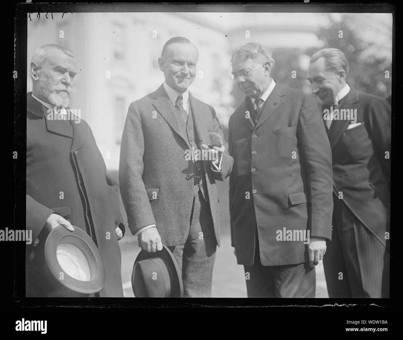 Gruppo: J.J. Jusserand, sinistra, Calvin Coolidge, la seconda da sinistra la Casa Bianca di Washington, D.C. Abstract/medio: 1 negativi : vetro 4 x 5 in. o più piccolo Foto Stock