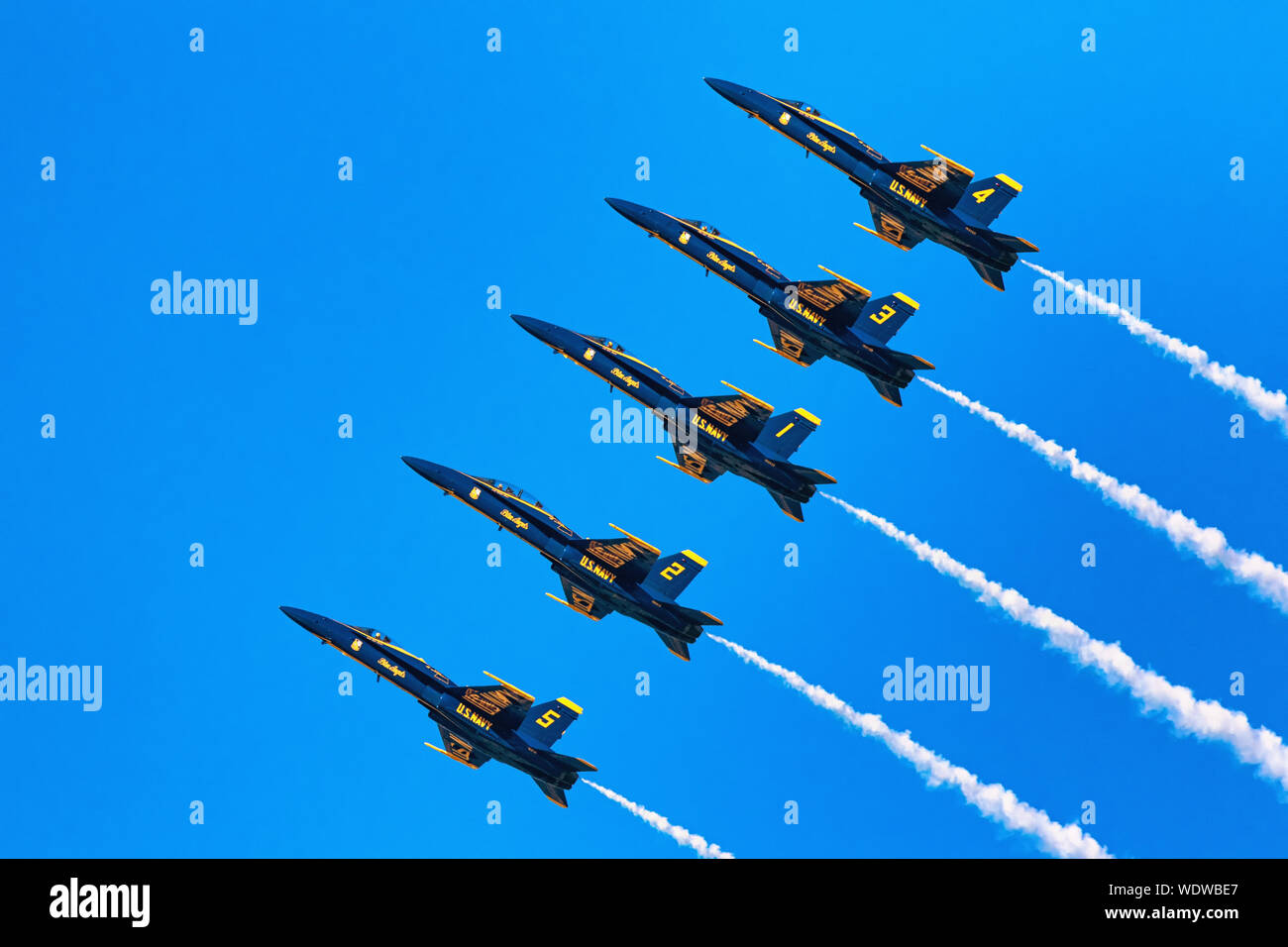 Stati Uniti Navy Blue Angels dimostrazione di volo team in linea al passo con la formazione di loop. Foto Stock